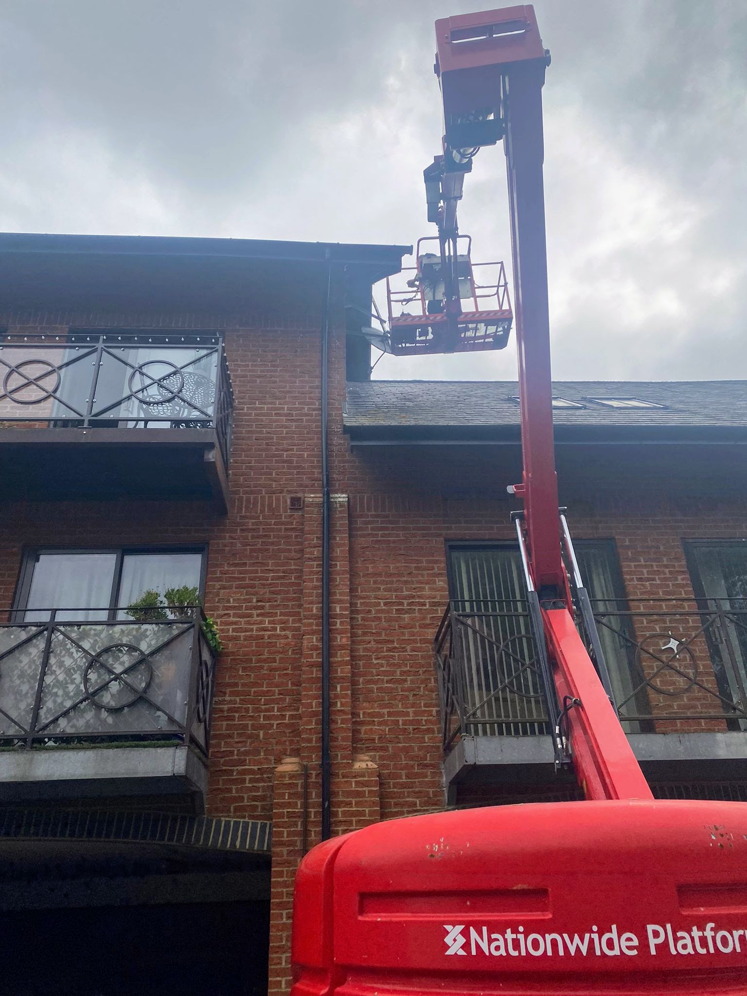 Boom lift for multi-storey apartment installations